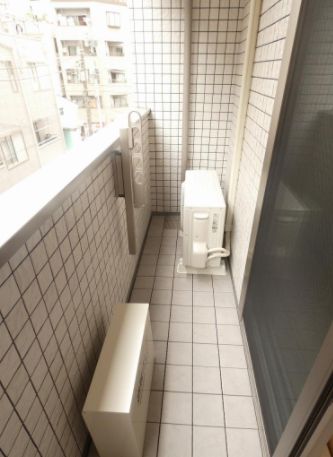 バルコニー　暖かな日差しのふりそそぐバルコニー