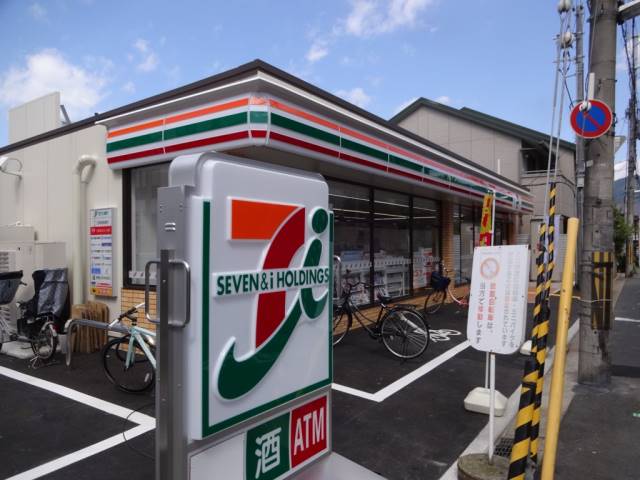 コンビニ　セブンイレブン（コンビニ）まで733m