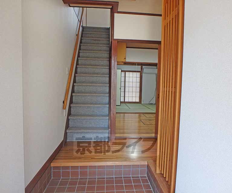 その他部屋・スペース　玄関から見たところです。絨毯張りの階段ですので足音が響...