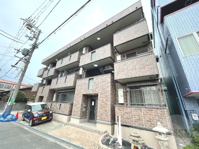 建物外観　レンガ調で温かみのある外観