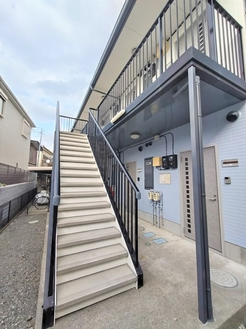 エントランス　建物の２階に続く階段です♪