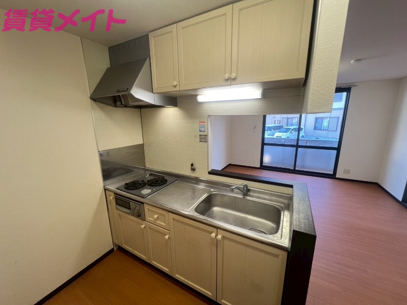 キッチン　別部屋反転参考写真です