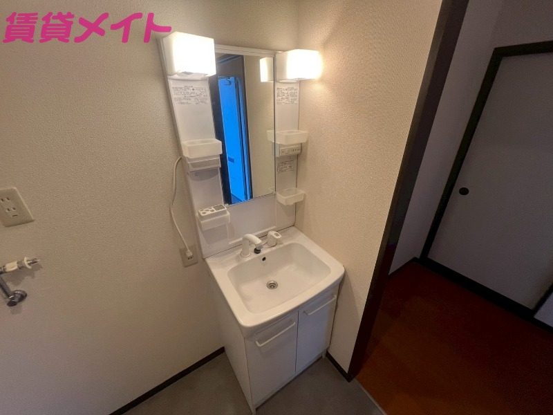 洗面設備　別部屋反転参考写真です