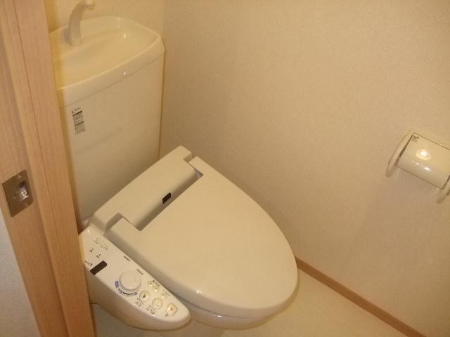 トイレ　快適な温水洗浄便座付き