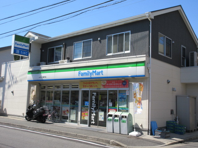コンビニ　ファミリーマートムサシヤ磯子店（コンビニ）まで77m