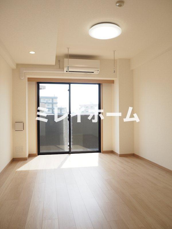 居室・リビング　同建物内、別のお部屋の参考写真になります。