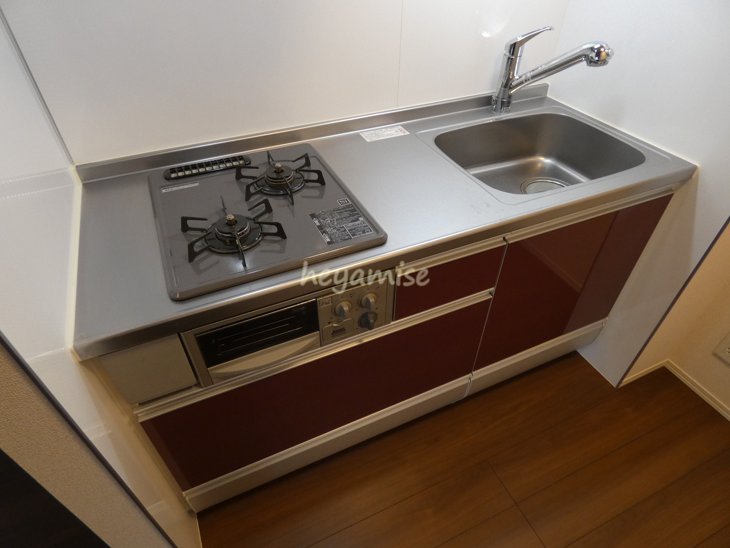 キッチン　上下に収納棚があり調理器具やお皿が多い方でも安心です☆