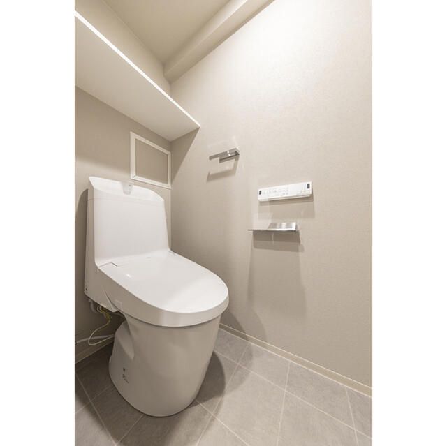 トイレ　落ち着いた色調のトイレです