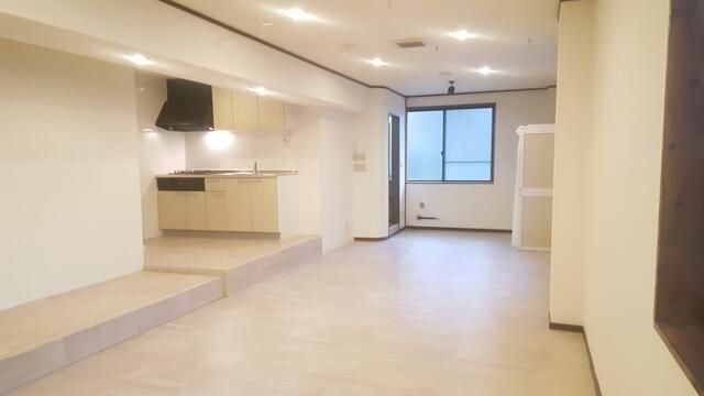居室・リビング　角部屋で明るい２５帖の洋室