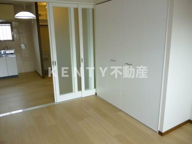 その他部屋・スペース　落ち着いた色調の寝室です