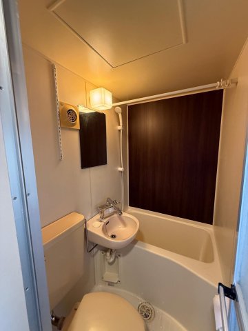 バス・シャワールーム　ホテルライクな浴室洗面です。こちらもレバー水栓です。