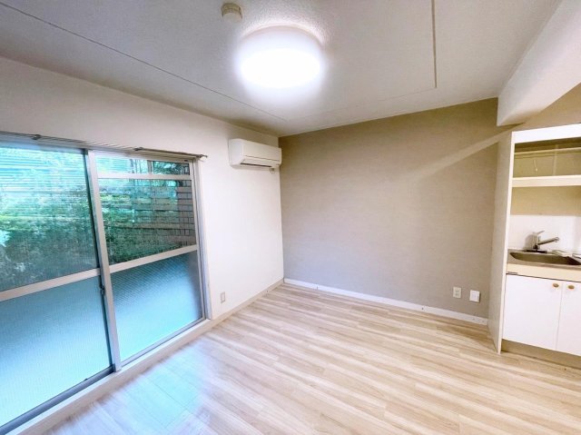 居室・リビング　白ベースのお洒落な内装。照明のデザインにもこだわっています。