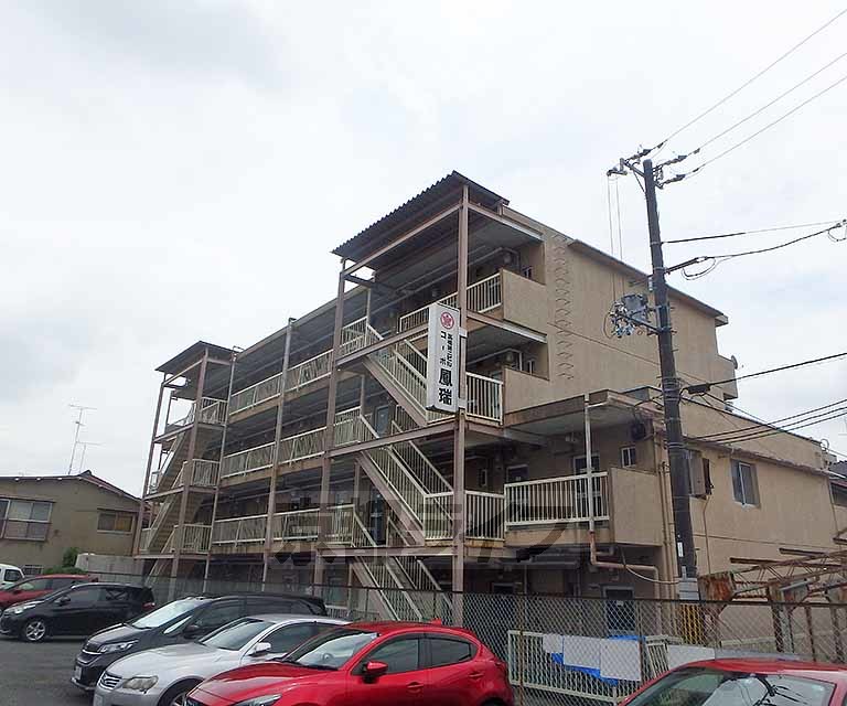 京都市上京区鳳瑞町のマンションの建物外観