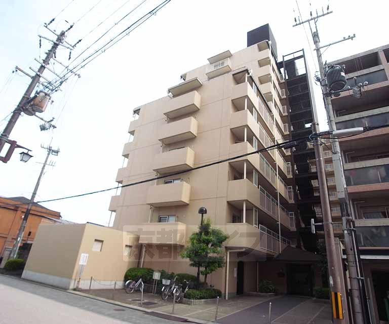 京都市伏見区上油掛町のマンションの建物外観