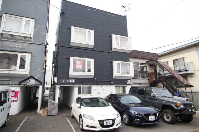 札幌市白石区本通のアパートの建物外観