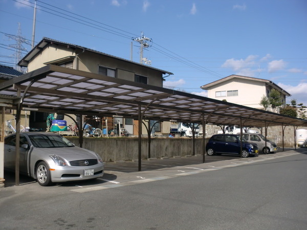 【浅口郡里庄町大字里見のマンションの駐車場】