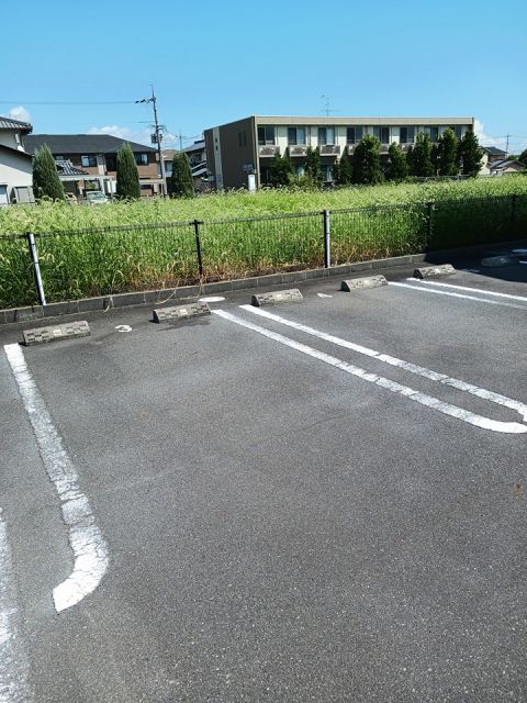 【岡山市中区倉富のアパートの駐車場】