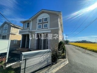 岡山市中区倉富のアパートの建物外観