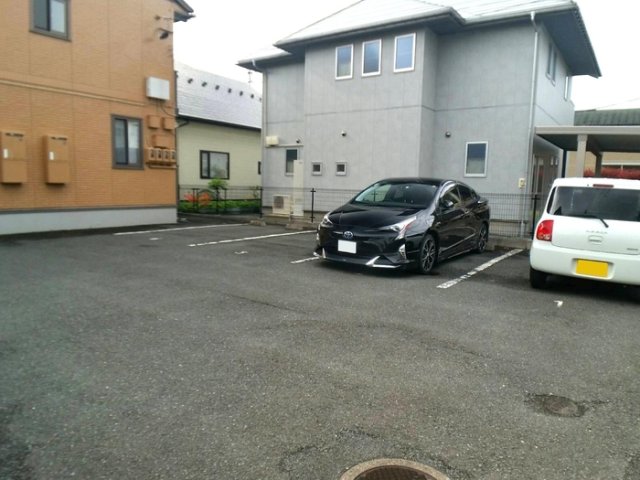 【滝沢市室小路築19年の駐車場】