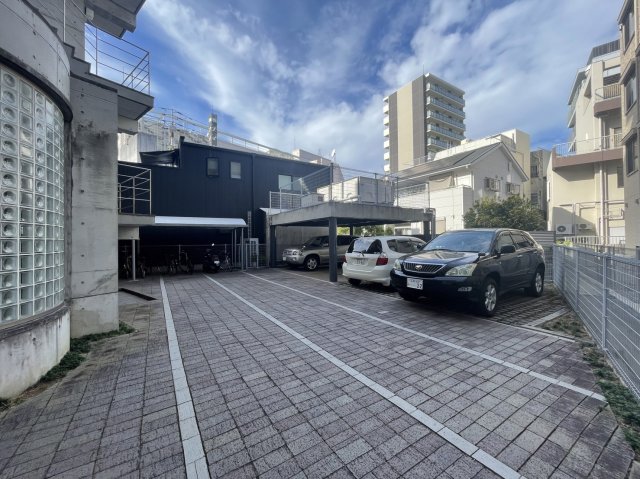 【高松市塩上町のマンションの駐車場】