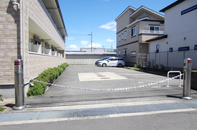 【泉佐野市葵町のアパートの駐車場】