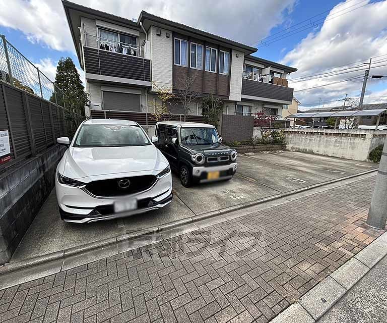 【京都市南区唐橋西寺町のアパートの駐車場】