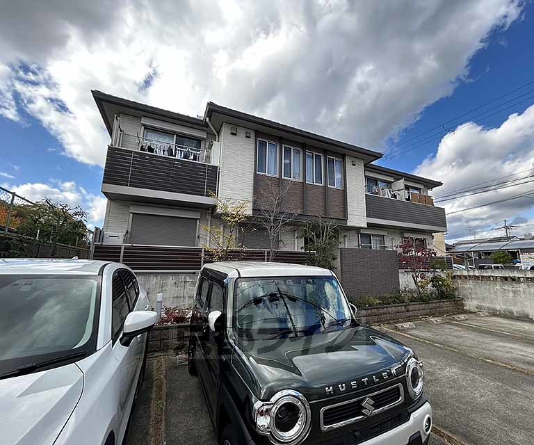 【京都市南区唐橋西寺町のアパートの建物外観】