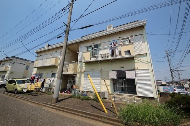 【富士見市羽沢のアパートの建物外観】