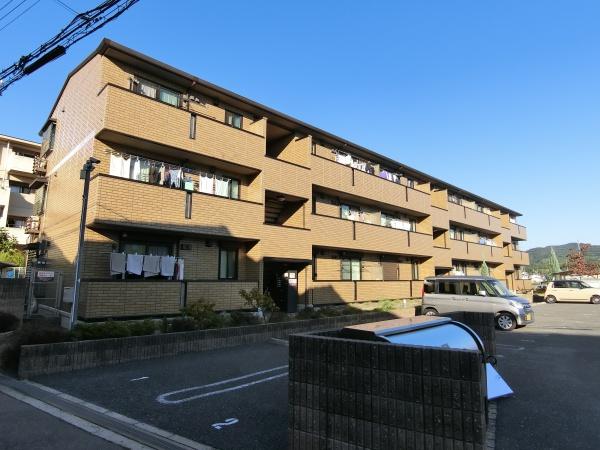 【羽曳野市古市のアパートの建物外観】