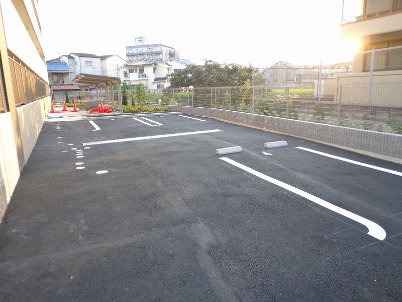 【吹田市岸部北のマンションの駐車場】