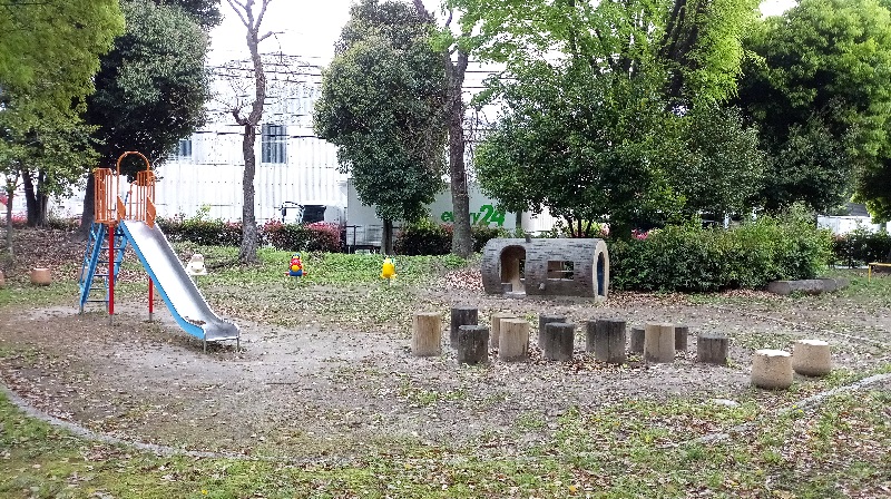 【摂津市鳥飼本町のマンションの公園】