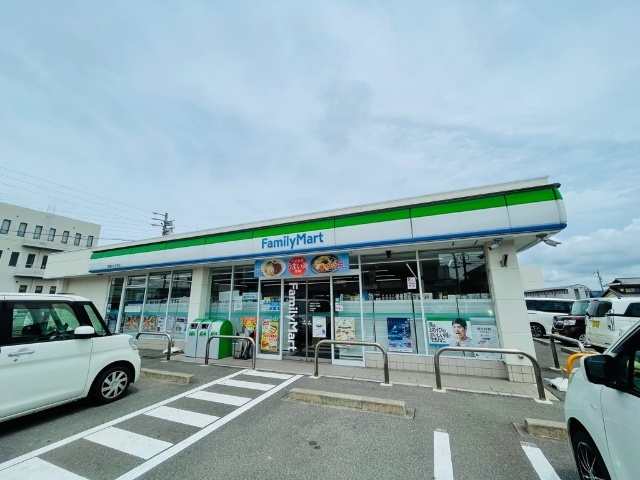 コンビニ　ファミリーマート鈴鹿ホンダ前店（コンビニ）まで866m