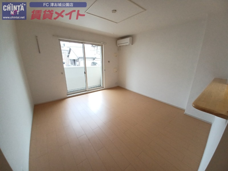 居室・リビング　同物件別室画像