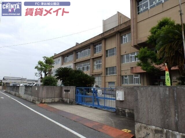 小学校　津市立育生小学校（小学校）まで359m