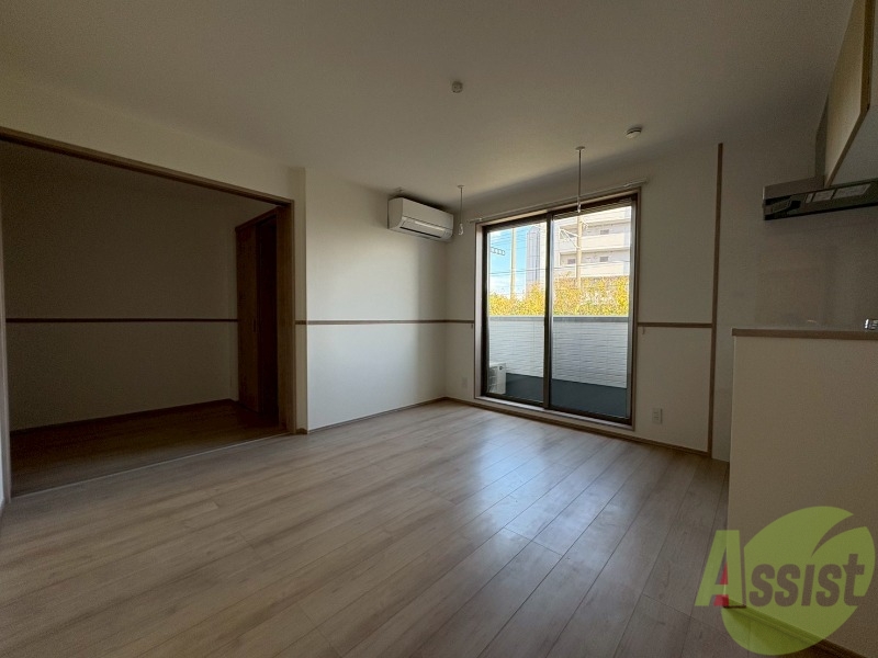 居室・リビング　こちらは８．２帖のリビングになります。広々していますね。