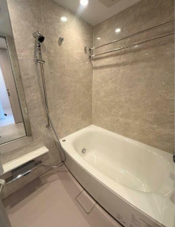 バス・シャワールーム　追い焚き機能、浴室乾燥機付きバス。