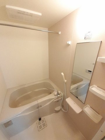 バス・シャワールーム　コンパクトで使いやすいお風呂です