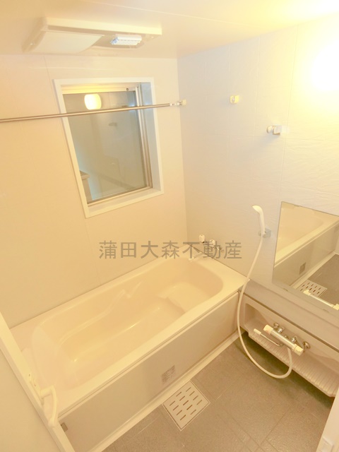 バス・シャワールーム　窓と浴室乾燥機能付きのお風呂