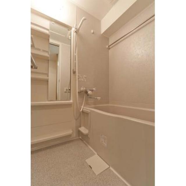 バス・シャワールーム　バストイレ別で清潔感のある水回り