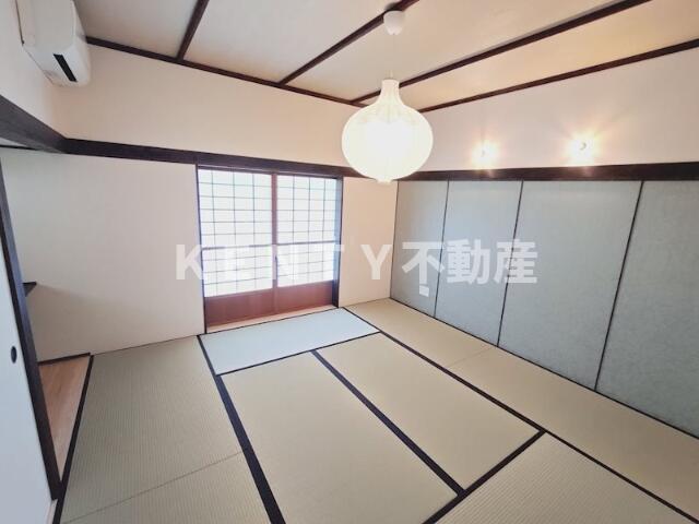 その他部屋・スペース　落ち着いた色調の寝室です