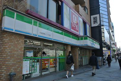 コンビニ　ファミリーマート 外苑南青山二丁目店（コンビニ）まで257m