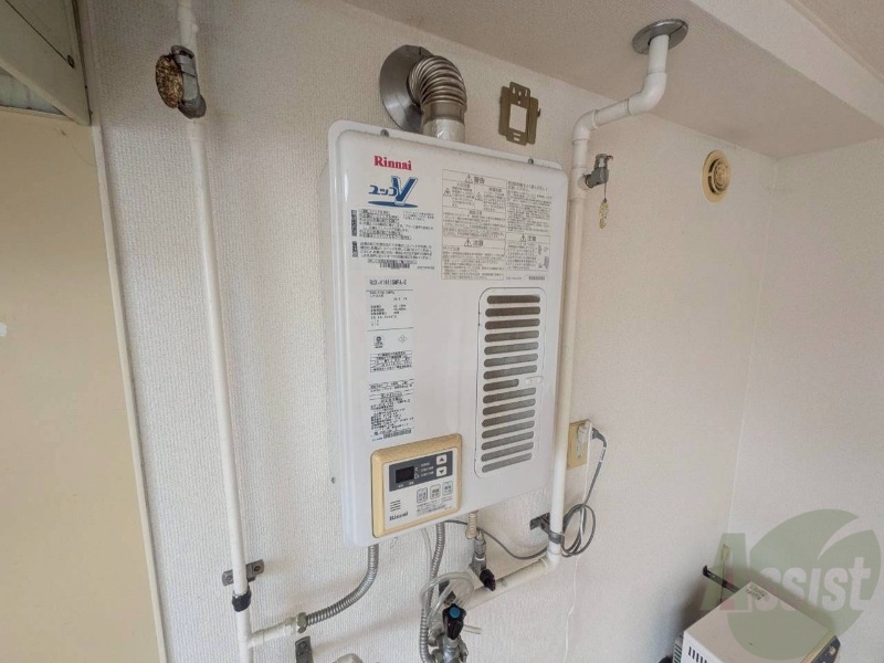 その他設備　こちらの給湯器でお湯をあたためてくれますよ