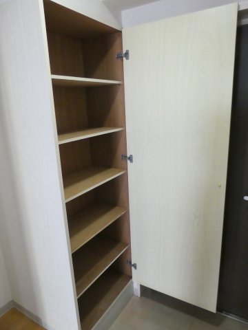 収納　玄関に、靴箱以外に物入もございます♪