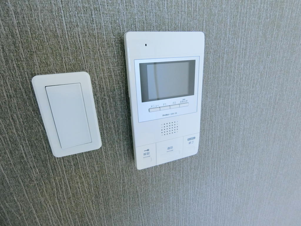セキュリティ　来客者の顔が確認できるTVモニターフォンが設置されています☆
