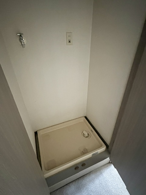 その他　洗濯機置場には防水パンがございます。扉を閉めると廊下がスッキ