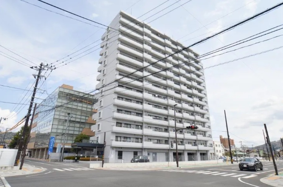 建物外観　白い外壁で清潔感のある建物です