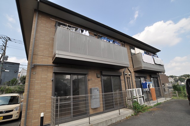 東急田園都市線 溝の口駅 バス乗車時間：10分 最寄りバス停で下車 徒歩5分 築18年