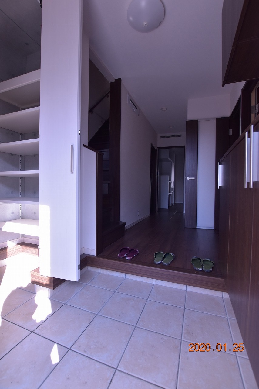 玄関　高級住宅地、豊郷台の118平米の豪邸！内装おしゃれ！環境良！