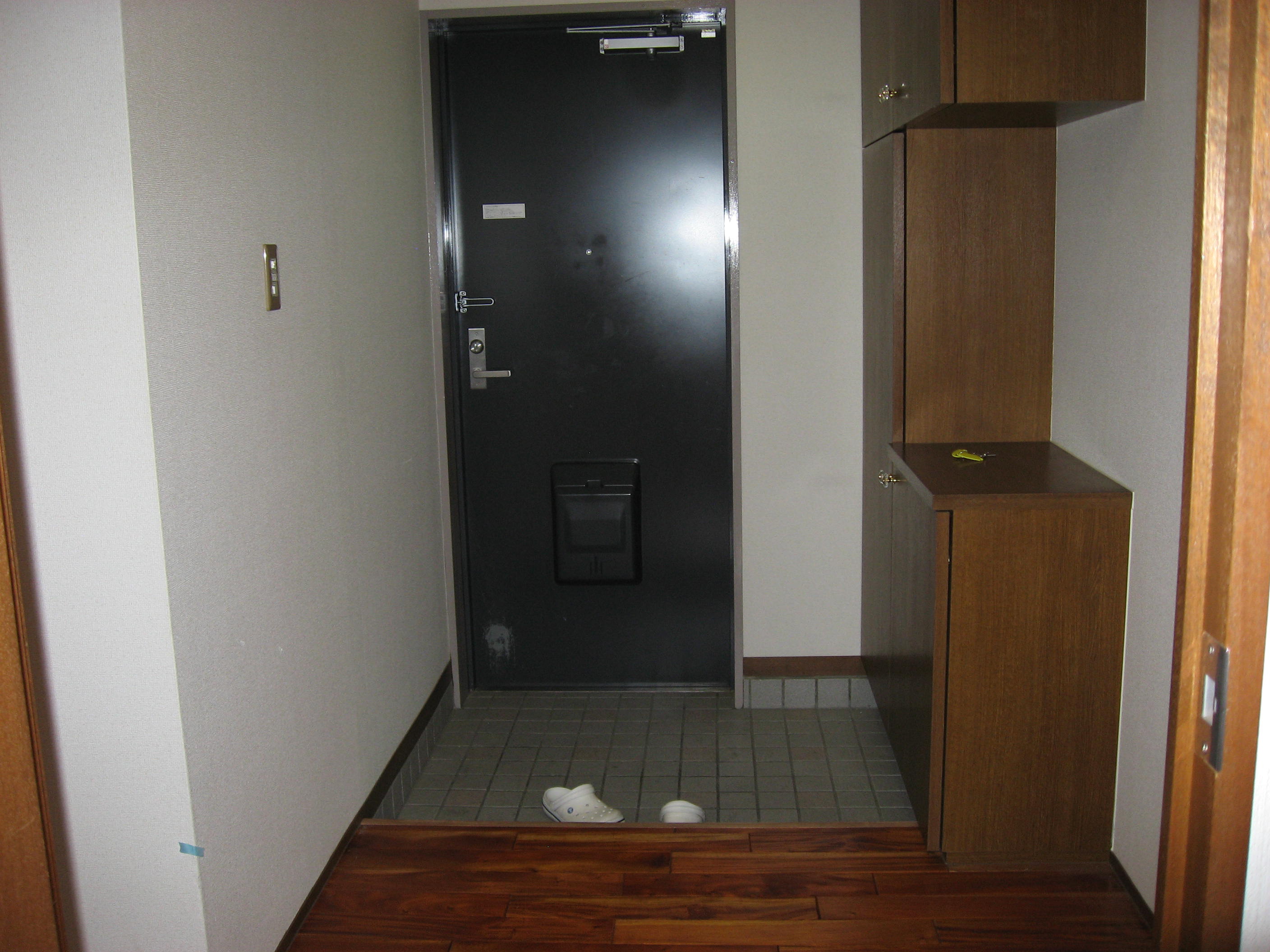 玄関　広めで出入りしやすい