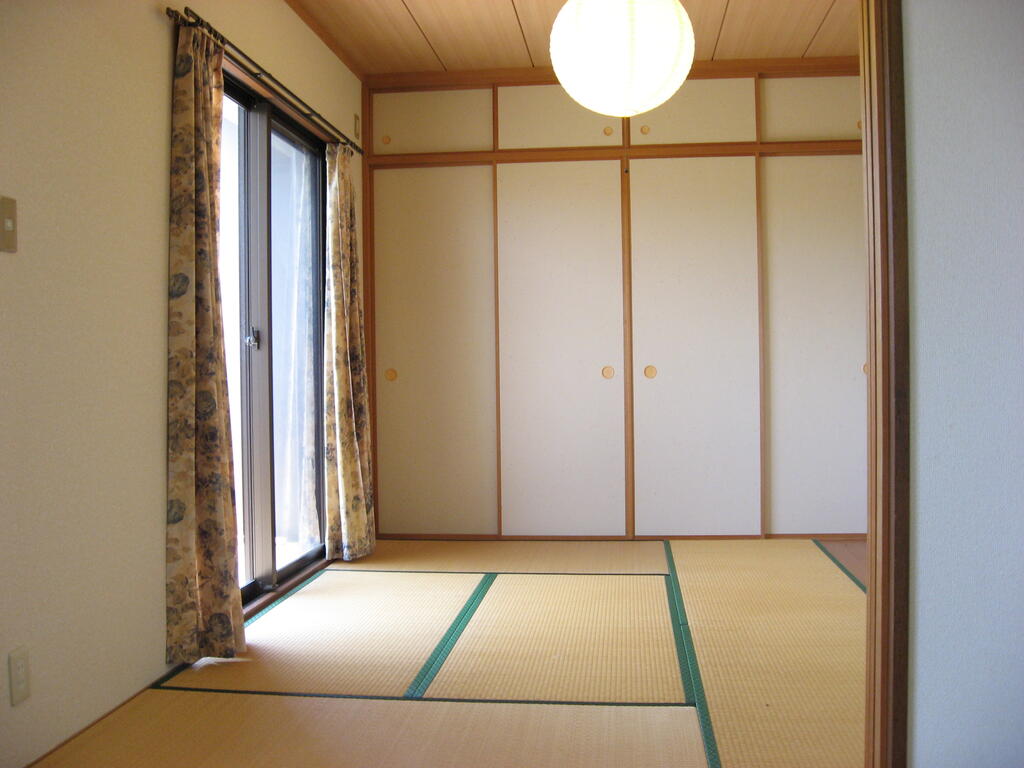 その他部屋・スペース　和室は陽当り良く、くつろげる